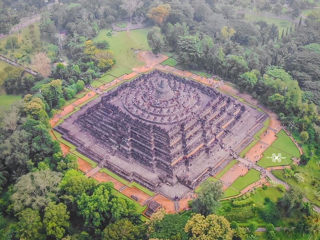 Foto Candi Borobudur yang diambil menggunakan drone